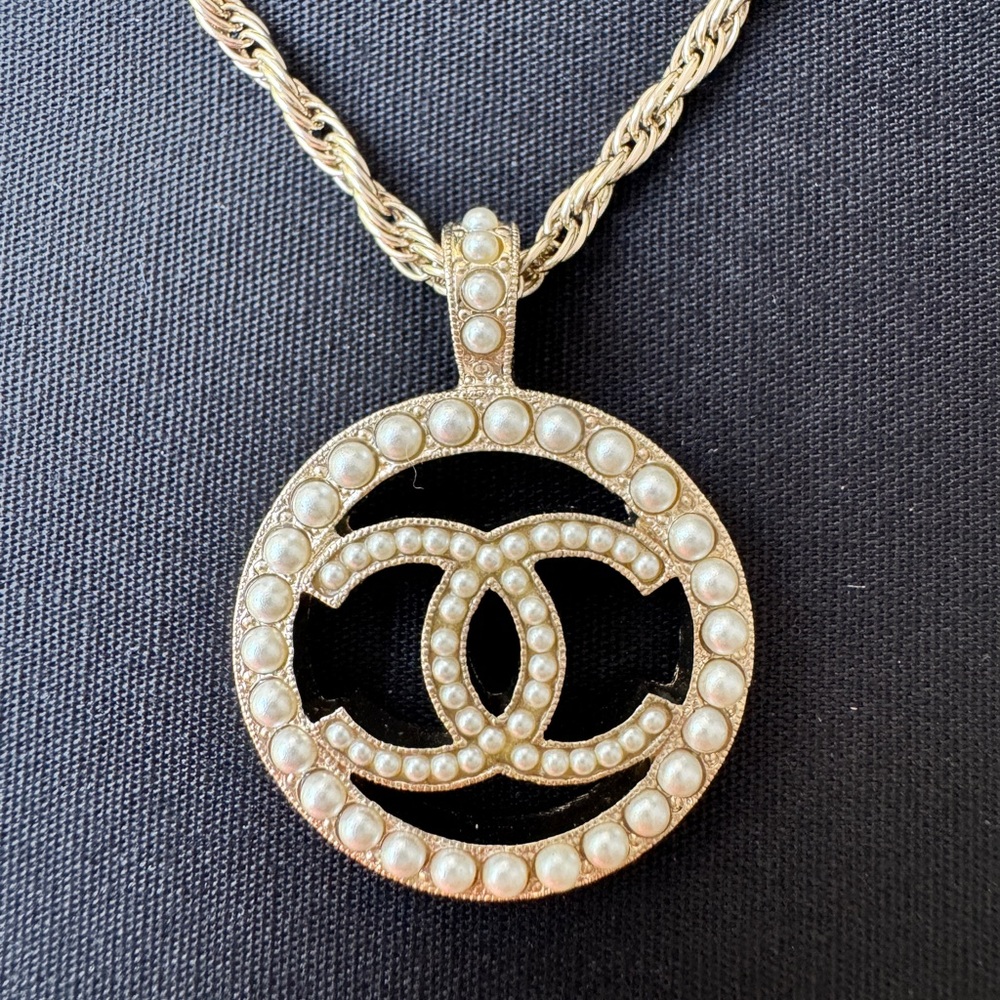CHANEL 23V BIG XL PEARL CC ROUND PENDANT NECKLACE GOLD TONE ROPE CHAIN LOGO NWT